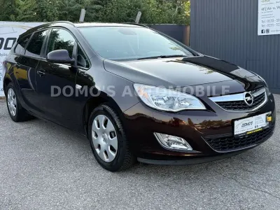 Gebraucht Opel Astra Design Edition 140 PS (102 kW) 2012 Mahagonibraun/darkmahagony Kombi