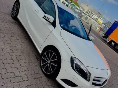 Gebraucht Mercedes A180 Style 122 PS (89 kW) 2014 Weiß Limousine