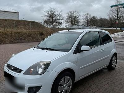 Gebraucht Ford Fiesta 68 PS (50 kW) 2007 Weiß Kleinwagen