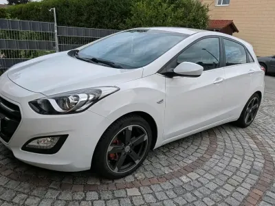 Gebraucht Hyundai i30 110 PS (80 kW) 2015 Weiß Limousine