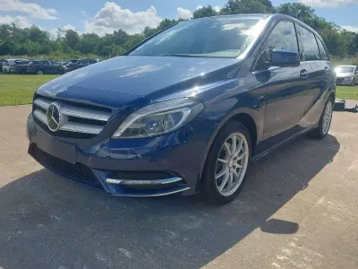 Gebraucht Mercedes B180 AMG Edition 1 122 PS (89 kW) 2013 Blau Kleinwagen