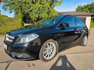 Gebraucht Mercedes B180 122 PS (89 kW) 2011 Schwarz Kleinwagen