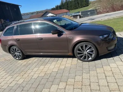 Gebraucht Skoda Octavia LAURIN & KLEMENT 150 PS (110 kW) 2016 Braun Kombi