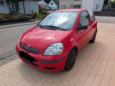Gebraucht Toyota Yaris 65 PS (47 kW) 2003 Rot Limousine