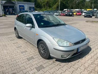 Brugt Ford Focus Ghia 101 HK (74 kW) 2003 Sølv Sedan