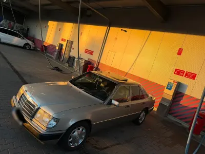 Gebraucht Mercedes E250 94 PS (69 kW) 1992 Silber Limousine