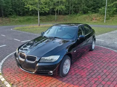 Gebraucht BMW 318 143 PS (105 kW) 2011 Schwarz Limousine