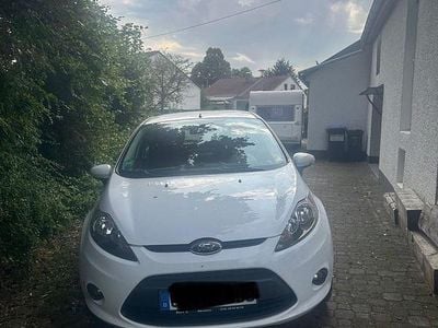 Gebraucht Ford Fiesta Ambiente 82 PS (60 kW) 2011 Weiß Kleinwagen