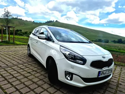 Gebraucht Kia Carens 141 PS (103 kW) 2015 Weiß Van / Kleinbus