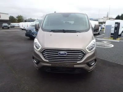 Gebraucht Ford Tourneo Titanium 131 PS (96 kW) 2023 Diffused silver Van / Kleinbus