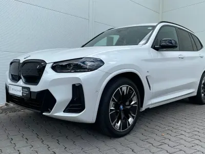 Gebraucht BMW iX3 Impressive 210 kW (286 PS) 2023 Mineralweiß metallic SUV