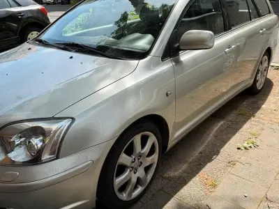 Używany Toyota Avensis 147 KM (108 kW) 2004 Szary Hatchback