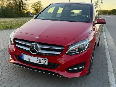 Używany Mercedes B200 156 KM (114 kW) 2017 Czerwony Minivan