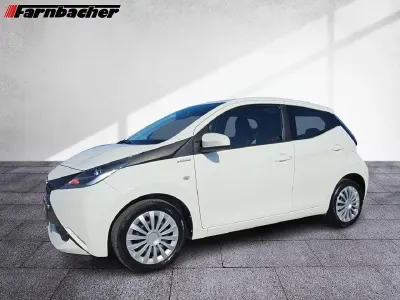 Gebraucht Toyota Aygo X-play 69 PS (50 kW) 2015 Weiß Kleinwagen