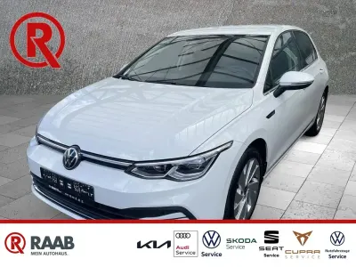 Gebraucht VW Golf VIII Style 150 PS (110 kW) 2023 Weiss Limousine