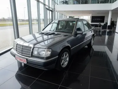 Gebraucht Mercedes E220 150 PS (110 kW) 1992 Grau Limousine