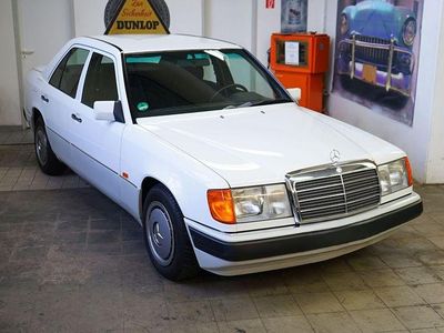 Weiß Gebraucht 1990 Mercedes 200 Limousine | 22.999 €