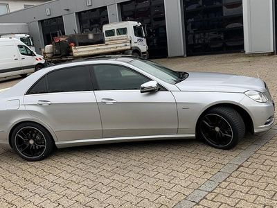Second-hand Mercedes E200 136 CP (100 kW) 2011 Argintiu Berlinǎ
