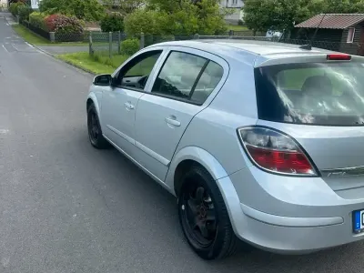 Używany Opel Astra 116 KM (85 kW) 2007 Andere farben Sedan/Limuzyna