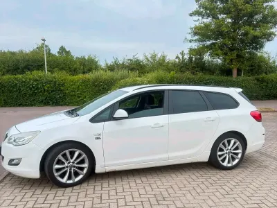Gebraucht Opel Astra Edition 140 PS (102 kW) 2012 Weiß Kombi
