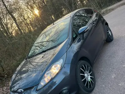 Gebraucht Ford Fiesta 82 PS (60 kW) 2010 Grau Kleinwagen