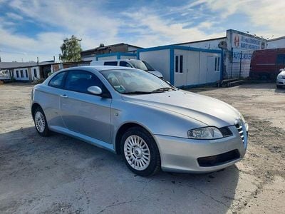 Begagnad Alfa Romeo GT Distinctive 166 HK (122 kW) 2004 Silver Sportkupé