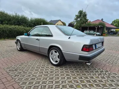Gebraucht Mercedes 300 220 PS (161 kW) 1991 Silber Coupé