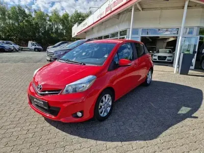 Gebraucht Toyota Yaris Edition 69 PS (50 kW) 2013 Rot Kleinwagen