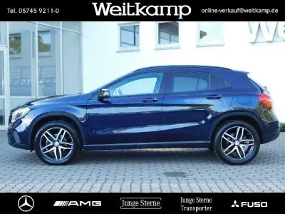 Gebraucht Mercedes GLA200 Urban 136 PS (100 kW) 2017 Lack cavansitblau SUV