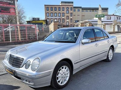 Gebraucht Mercedes E220 Elegance 143 PS (105 kW) 2001 Silber Limousine