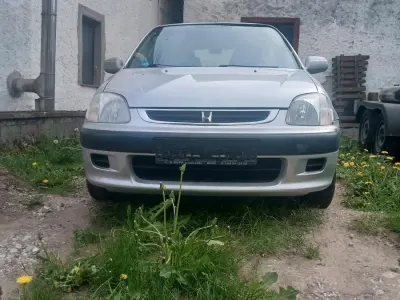 Käytetty Honda Logo 65 HP (47 kW) 2000 Hopea Viistoperä