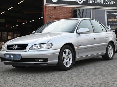 Usado Opel Omega Edition 144 HP (105 kW) 2000 Prateado Sedan