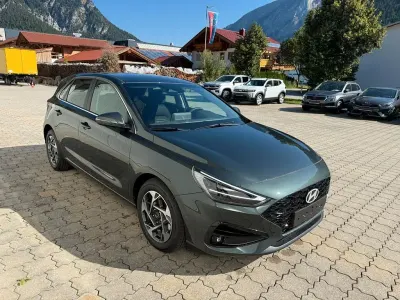 Neu Hyundai i30 150 PS (110 kW) 2026 Grün Limousine