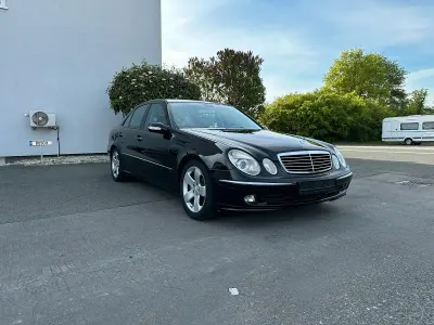 Używany Mercedes E500 Avantgarde 306 KM (225 kW) 2006 Czarny Sedan/Limuzyna