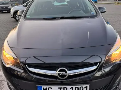Używany Opel Astra Selection 116 KM (85 kW) 2015 Czarny Sedan/Limuzyna