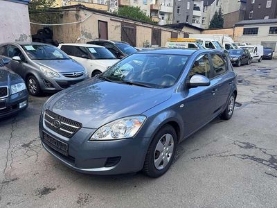 Second-hand Kia Ceed LX 109 CP (80 kW) 2007 Albastru Hatchback