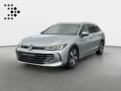 Gebraucht VW Passat Elegance 150 PS (110 kW) 2024 Oyster silver metallic Kombi