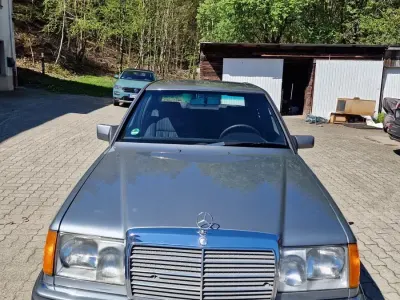 Gebraucht Mercedes E250 100 PS (73 kW) 1991 Silber Limousine