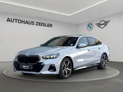 Neu BMW 550e M Sport 489 PS (359 kW) 2026 Grau Limousine