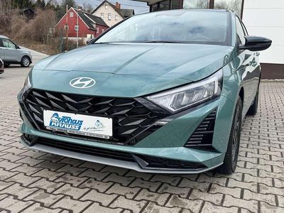 Neu Hyundai i20 Blackline 90 PS (66 kW) 2026 Mangrove green Kleinwagen