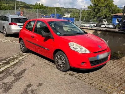 Używany Renault Clio IV 75 KM (55 kW) 2012 Czerwony Sedan/Limuzyna