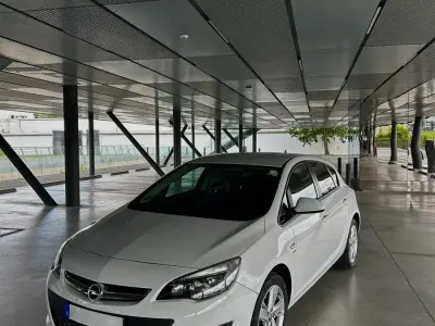 Gebraucht Opel Astra 110 PS (80 kW) 2013 Weiß Limousine