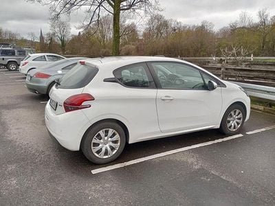 Gebraucht Peugeot 208 Urban Move 82 PS (60 kW) 2017 Weiß Kleinwagen