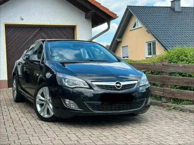 Używany Opel Astra Cosmo 2011 Czarny Sedan/Limuzyna