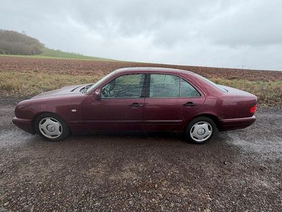 Second-hand Mercedes 220 95 CP (69 kW) 1997 Roșu Berlinǎ