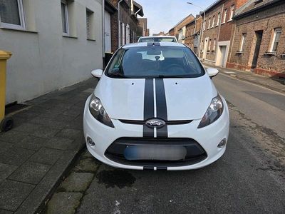 Gebraucht Ford Fiesta 60 PS (44 kW) 2012 Weiß Kleinwagen