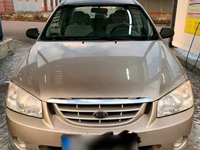 Gebraucht Kia Cerato 106 PS (77 kW) 2005 Gold Limousine