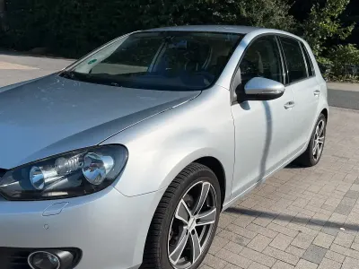 Gebraucht VW Golf VI 105 PS (77 kW) 2010 Silber Kleinwagen