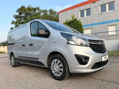 Gebraucht Opel Vivaro 120 PS (88 kW) 2014 Aluminium silber/grey(m2) Van / Kleinbus