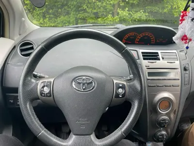 Gebraucht Toyota Yaris 99 PS (72 kW) 2011 Grau Kleinwagen